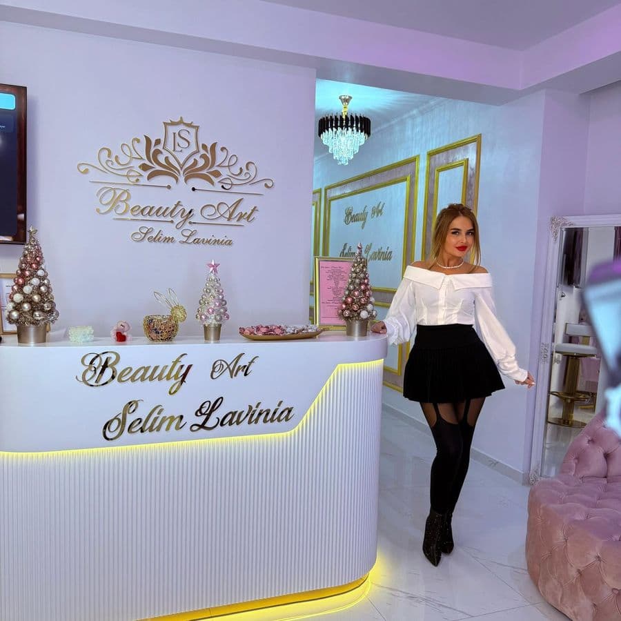 Recepția salonului Beauty Art, cu firma aurită pe perete
